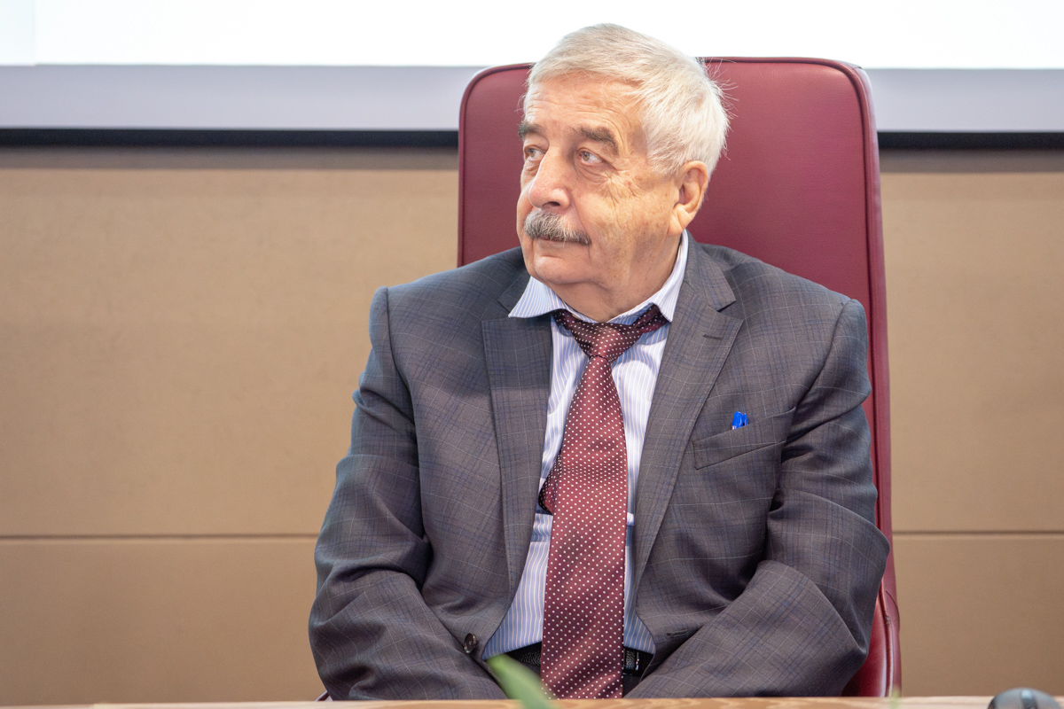 Руководитель административного аппарата ректора Владимир Глухов 
