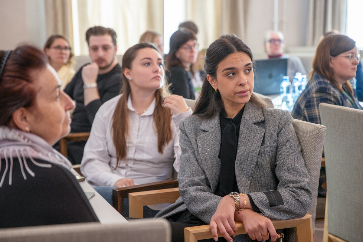 После первого пленарного заседания участники распределились по четырём секциям 