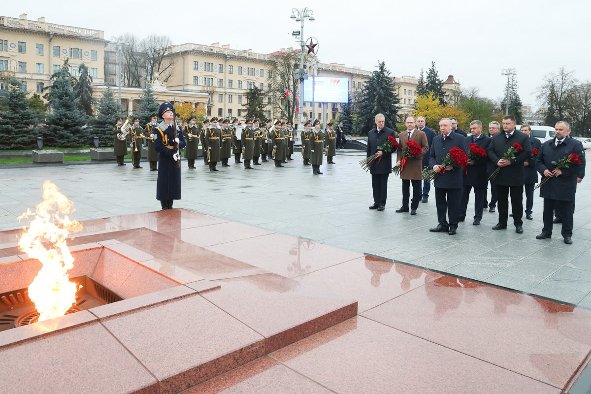 В Минске делегация во главе с губернатором Санкт-Петербурга Александром Бегловым возложила венок к Монументу Победы и цветы к Вечному огню и мемориальной плите города-героя Ленинграда 