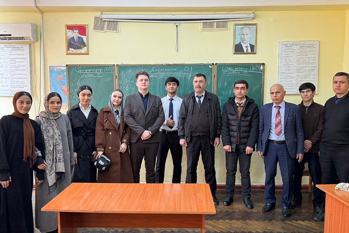 Занятия по дисциплине «Механика сплошных сред» провел Максим Лобачев 