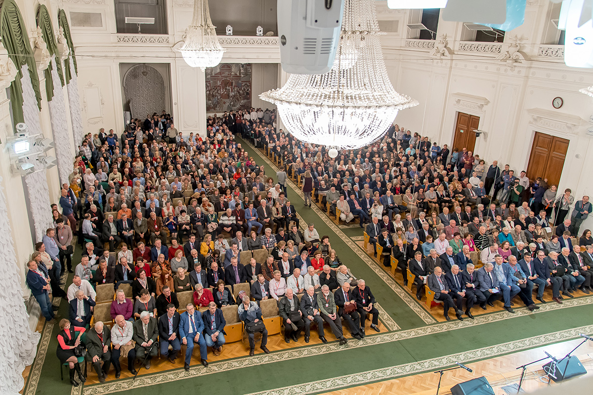 Выпускники разных годов собрались в Белом зале на праздновании 100-летия Физмеха 
