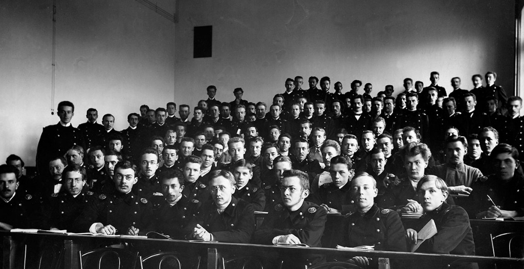 Студенты экономического отделения слушают лекцию по химии.1902