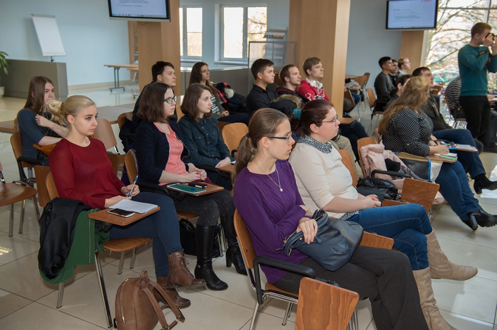 В семинаре наряду с профессорами принимают участие и молодые ученые, которые по результатам работы могут пройти стажировку или устроиться на работу в одну из компаний-партнеров