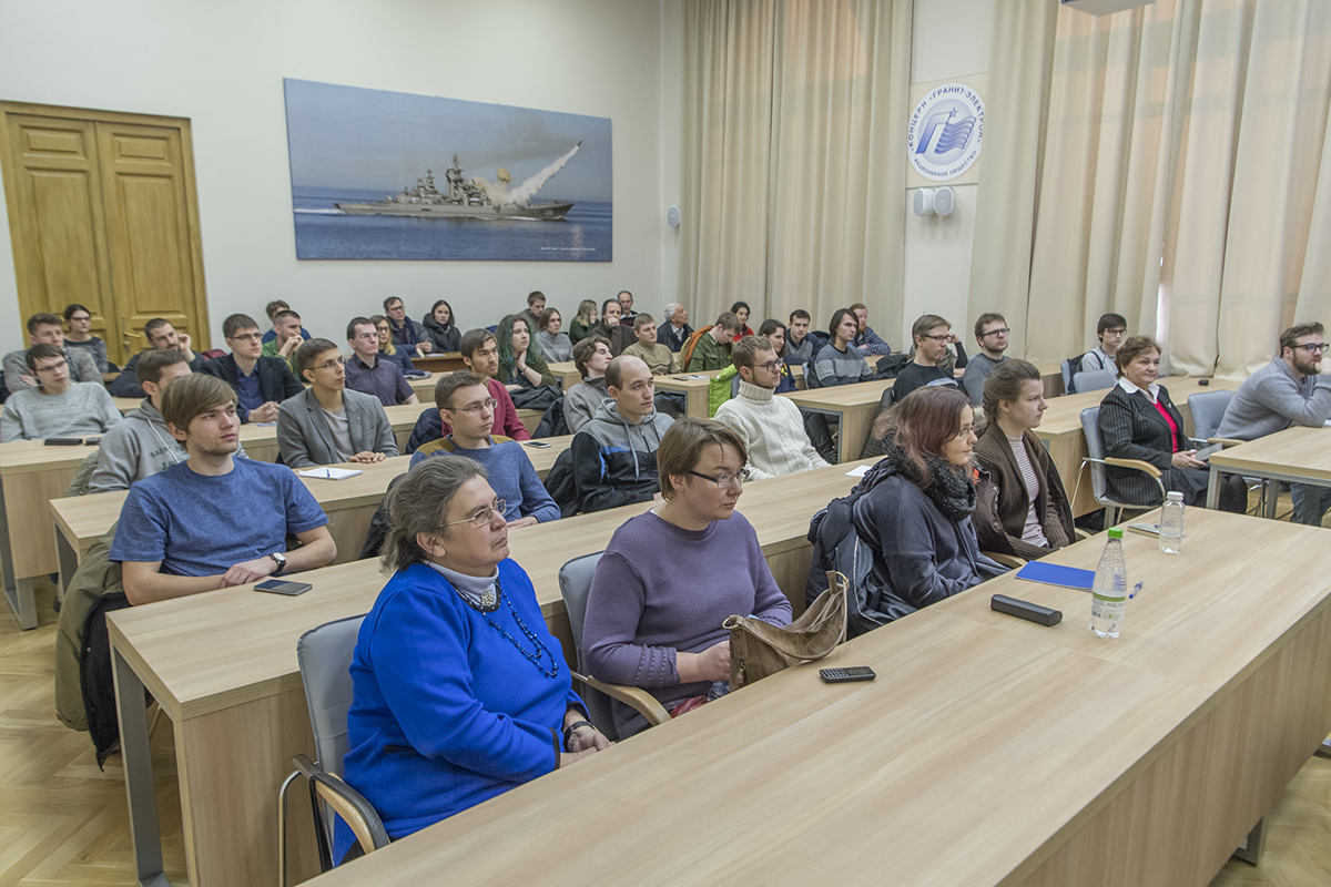 По мнению профессора, для физиков важно уметь работать в команде По мнению профессора, для физиков важно уметь работать в команде