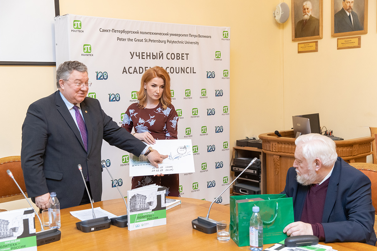 Конверт с изображением Главного здания украшает особый штемпель и подписи выпускников Политеха – Андрея Рудского и Николая Подгузова Конверт с изображением Главного здания украшает особый штемпель и подписи выпускников Политеха – Андрея Рудского и Николая Подгузова