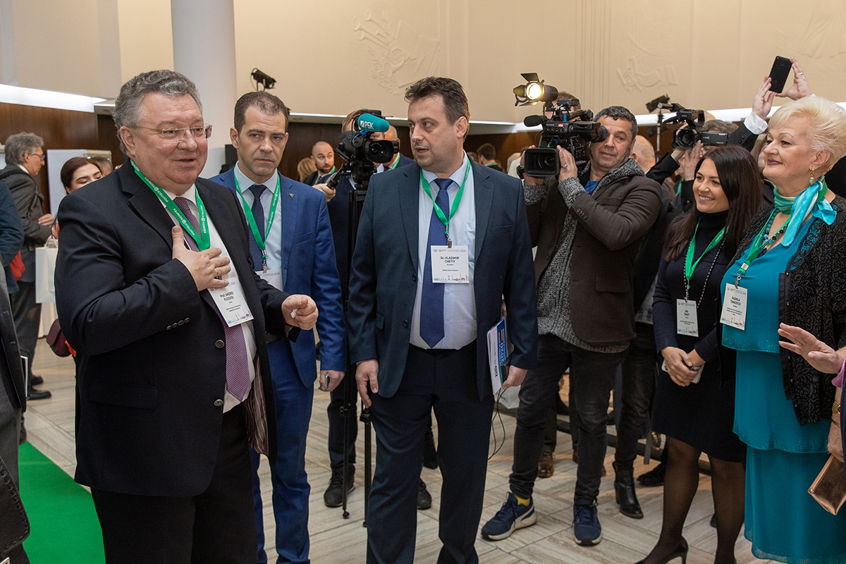 Самые интересные моменты и интервью с ключевыми спикерами стали доступны не только для участников, но и для обширной ТВ- и интернет-аудитории Самые интересные моменты и интервью с ключевыми спикерами стали доступны не только для участников, но и для обширной ТВ- и интернет-аудитории