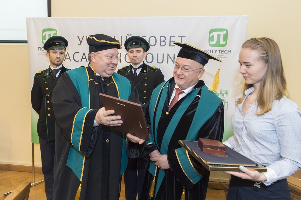 Ректор А.И. Рудской вручил диплом и мантию Почетного доктора Ласло Унгвари 