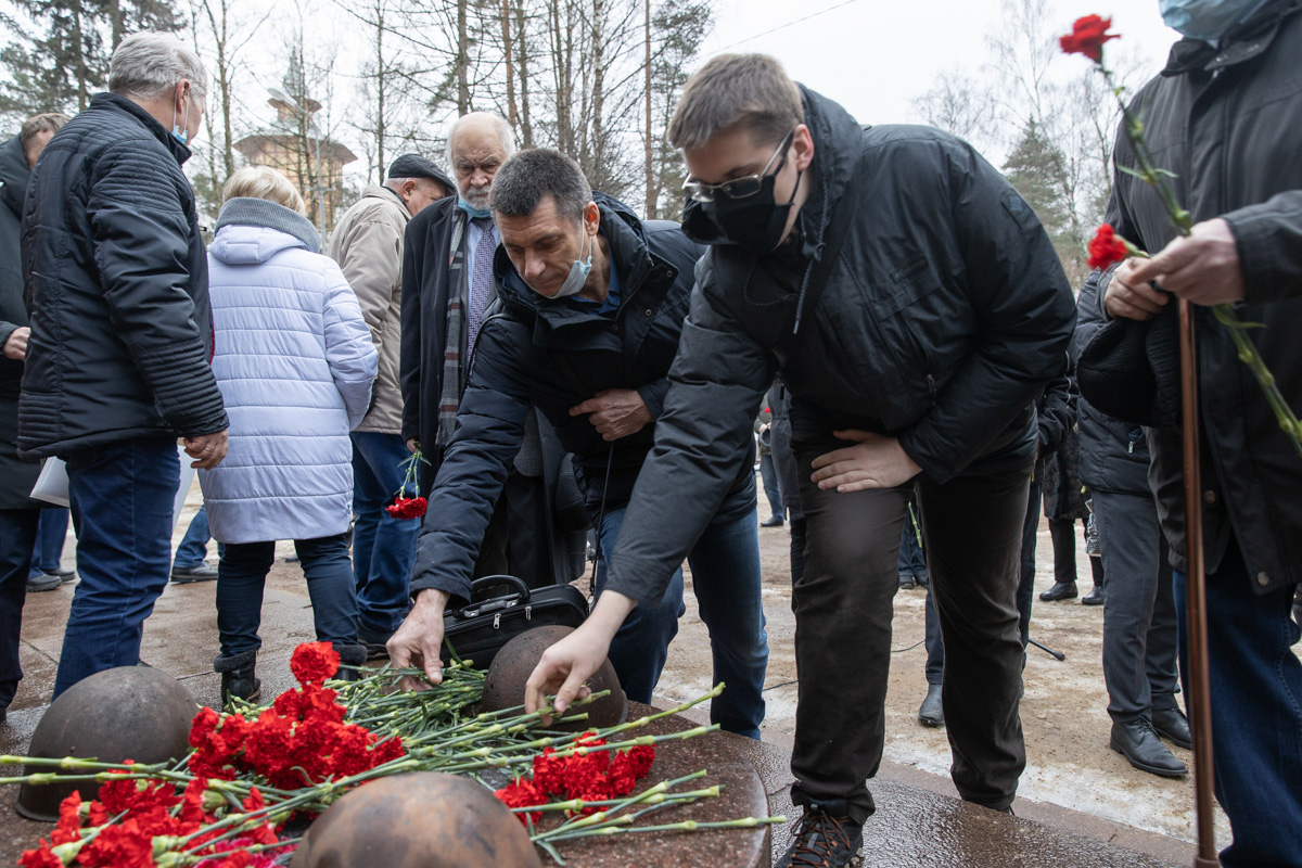 Митинг завершился возложением цветов к Памятнику погибшим политехникам 