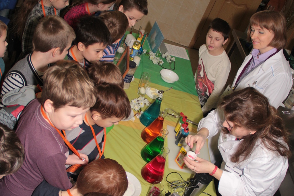 Лаборатория на кухне - Сотрудники ВШБТиПТ провели научное шоу для самых маленьких