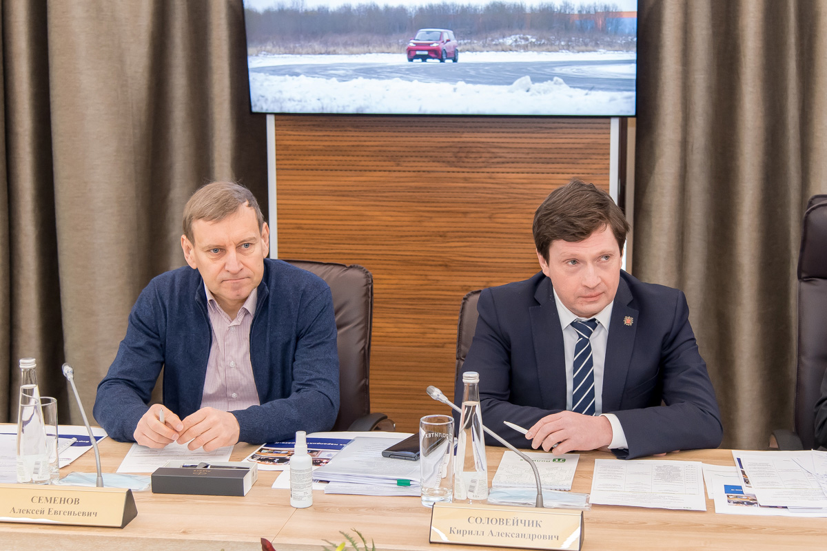 Руководитель ГК «Геоскан», главный конструктор проекта Алексей СЕМЕНОВ и председатель Комитета по промышленной политике, инновациям и торговле Санкт-Петербурга Кирилл СОЛОВЕЙЧИК Руководитель ГК «Геоскан», главный конструктор проекта Алексей СЕМЕНОВ и председатель Комитета по промышленной политике, инновациям и торговле Санкт-Петербурга Кирилл СОЛОВЕЙЧИК