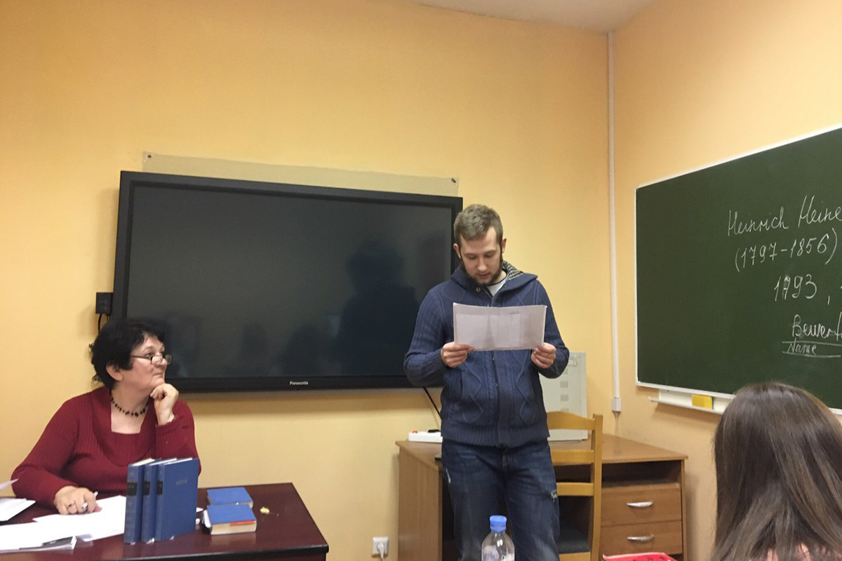 В рамках мероприятий Декады студенты читали стихи на разных языках В рамках мероприятий Декады студенты читали стихи на разных языках