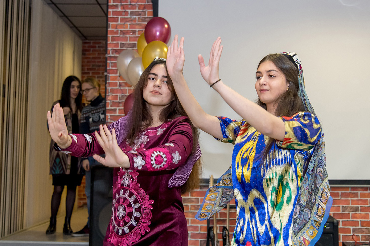 Студенты поздравляли интернациональный клуб PolyUnion национальными танцами и песнями 