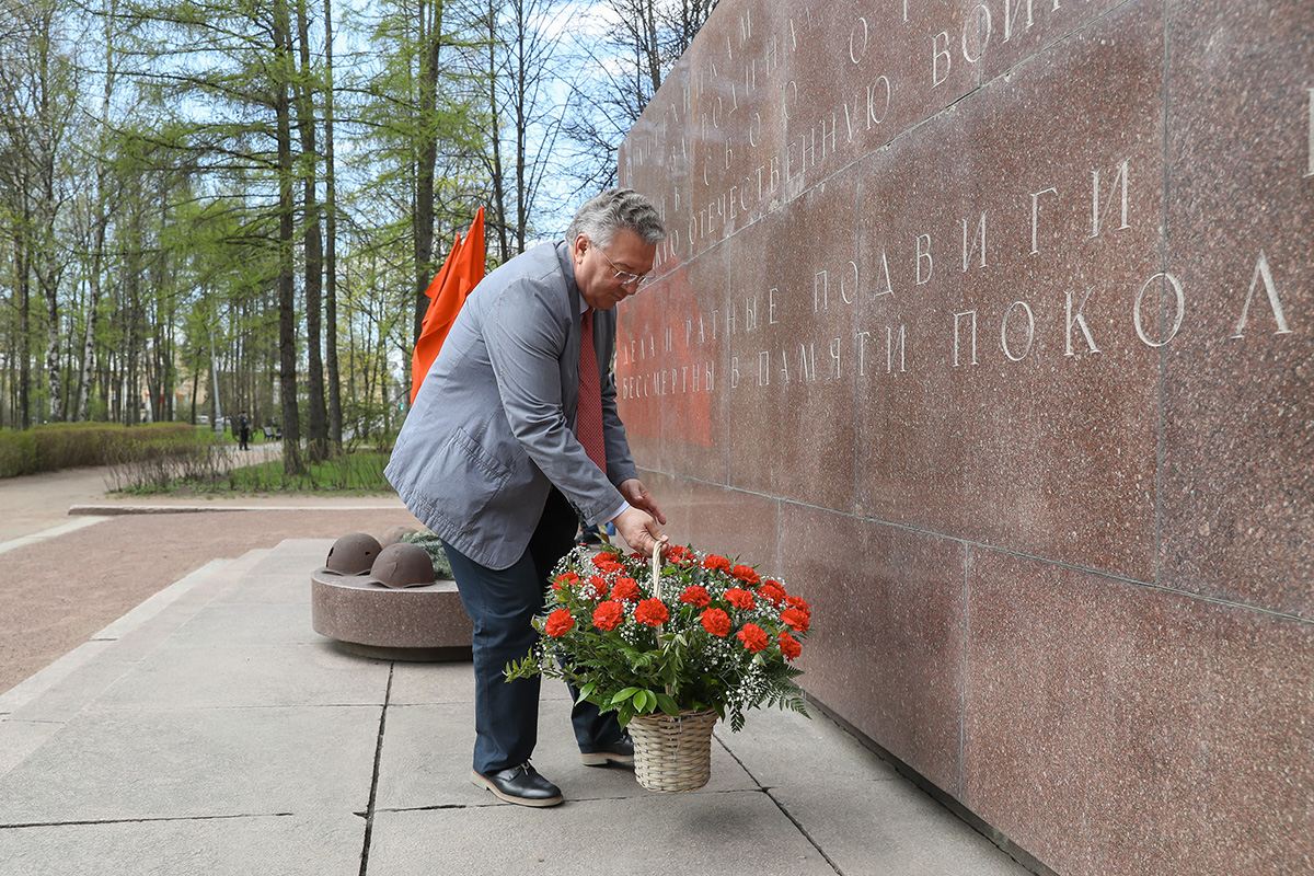 Ректор СПбПУ Андрей РУДСКОЙ возложил цветы к Памятнику погибшим политехникам 