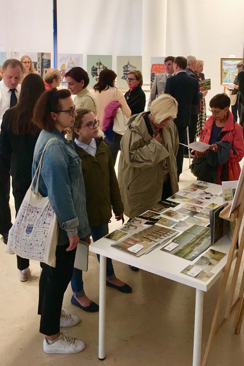 Посетители выставки «120 лет в Санкт-Петербурге» 