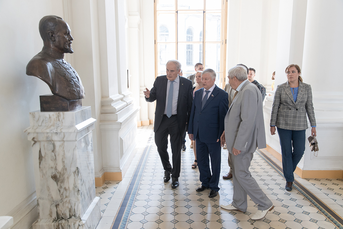 А.Е. Карпову провели экскурсию по Главному зданию А.Е. Карпову провели экскурсию по Главному зданию