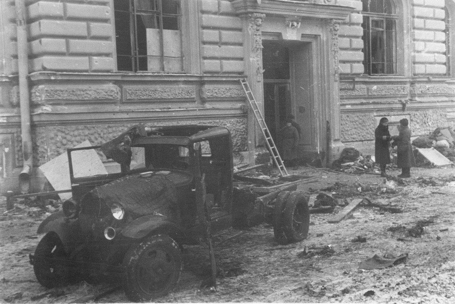 Фашисты бомбили институт, а студенты и сотрудники, как могли, заделывали окна фанерой и досками, восстанавливали разрушенные части зданий 
