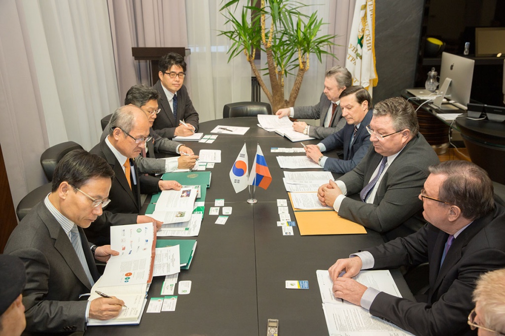 Во время переговоров руководства СПбПУ с представителями Университета Сунгюнван (Республика Корея)