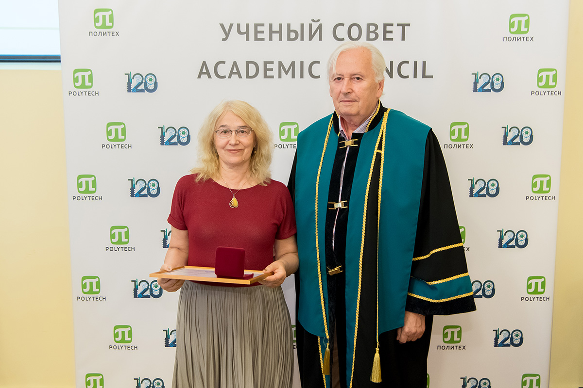 Медали имени Е.И. Мотиной РУДН была удостоена доцент ВШ МОП Ирина Баранова 