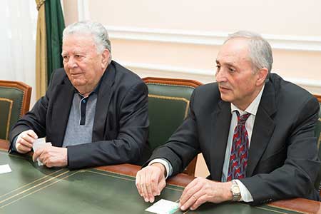 Президент Национальной академии наук Республики Армения (НАН РА) Р.М. Мартиросян (слева)