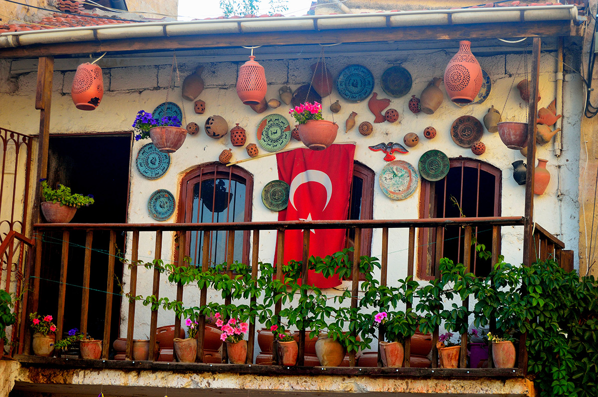 Страна мечетей, колоритных базаров, солнечных дней и таких же солнечных, открытых людей – всё, чем славится Турция, представлено на фотовыставке 