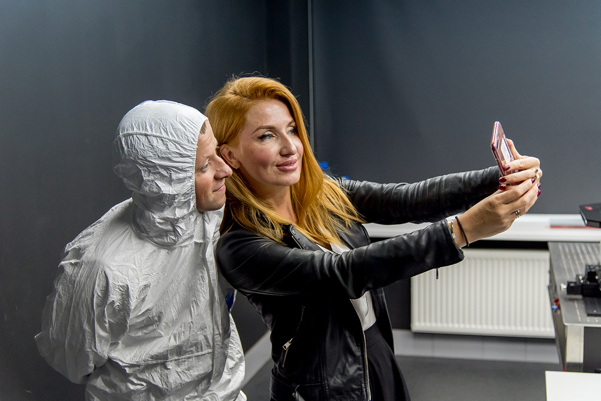 Настроение на площадке всегда помогают создать юмор и дружеские отношения 