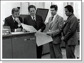 Проф. Ю.С. Васильев (второй слева) обсуждает с коллегами результаты решения задачи на ЭВМ. Начало 1970-х