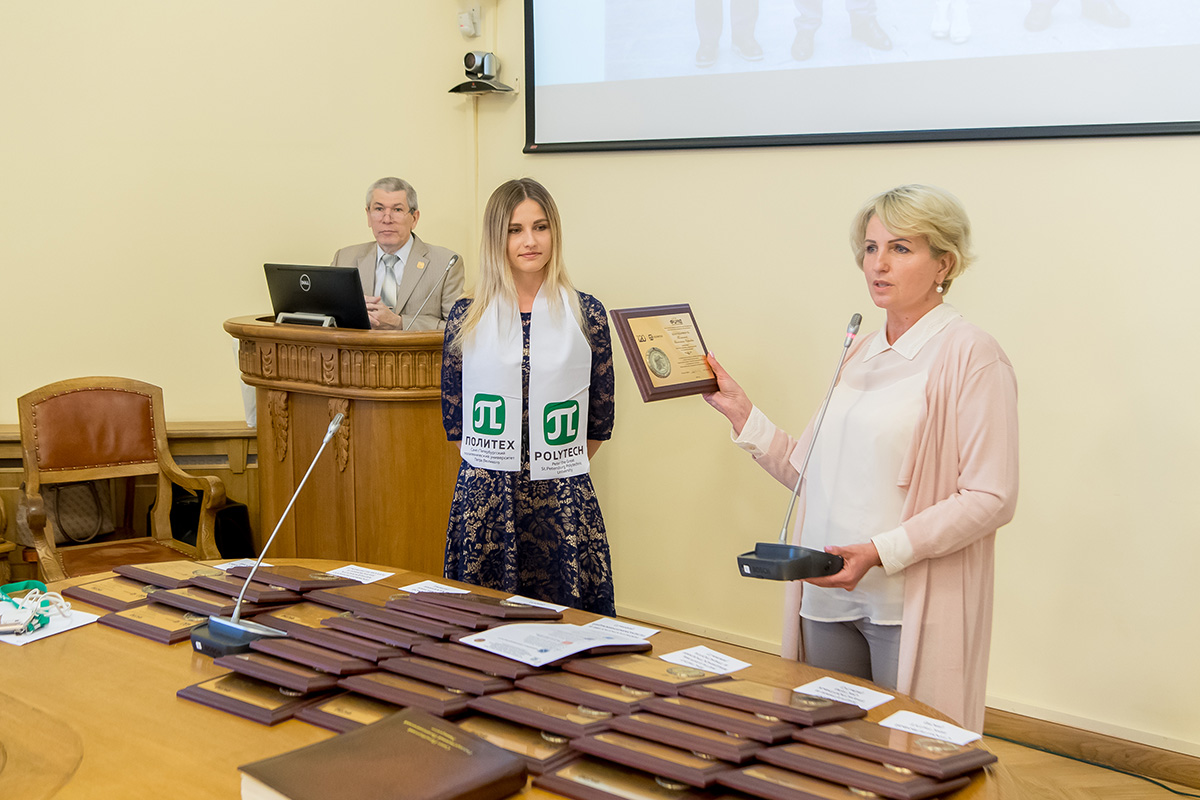 Елена Разинкина вручает награду лучшей выпускнице Санкт-Петербурга Валентине Темкиной 