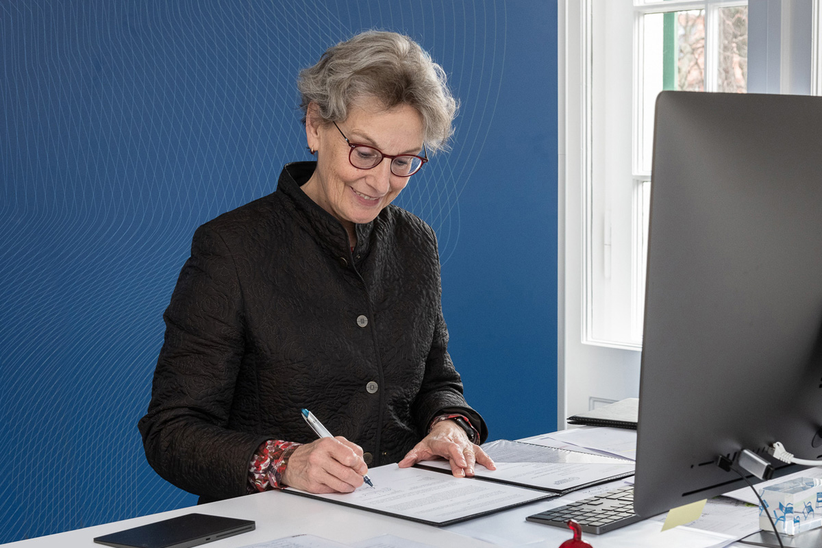 Ректор ТУ Дрездена г-жа Урсула М. Штудингер подписывает соглашение о партнерстве. Фото -Michael Kretschmer