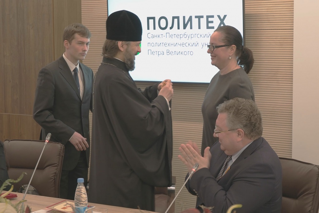 Владыка Амвросий вручил медаль экс-исполнительному директору Ассоциации ПОКРОВ А.В. Финько Владыка Амвросий вручил медаль экс-исполнительному директору Ассоциации ПОКРОВ А.В. Финько
