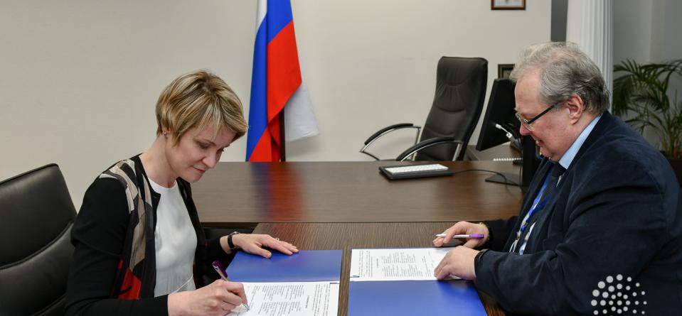 Е.Н. Шмелева и А.И. Боровков подписывают соглашение о сотрудничестве 