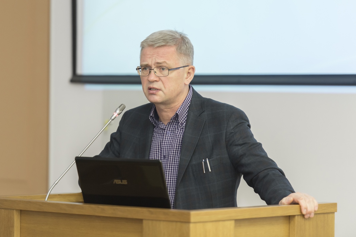 По словам А.В. Голованова, наличие электронных медкарт уменьшит временные затраты на обследования По словам А.В. Голованова, наличие электронных медкарт уменьшит временные затраты на обследования