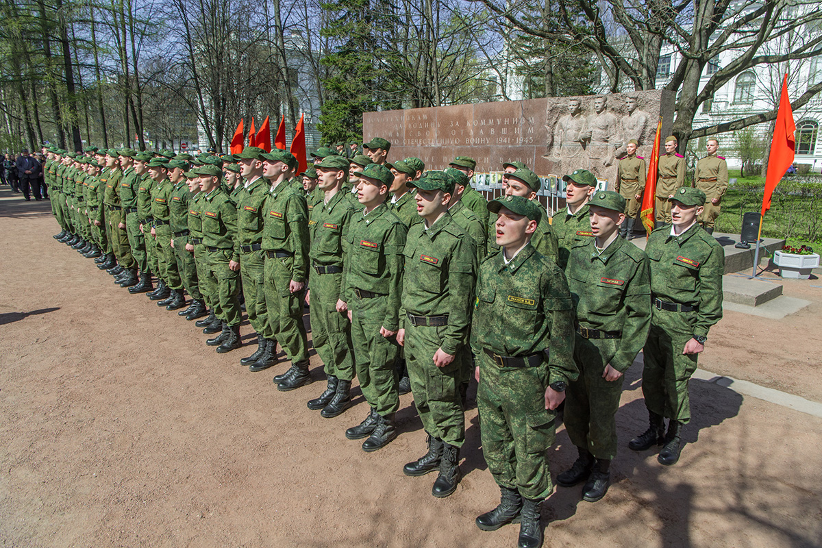 Личный состав кафедры автомобильных войск исполнил а капелла песню День Победы 