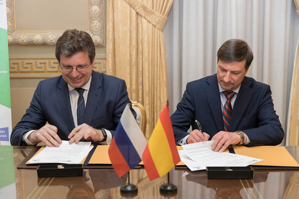 Проректор по международной деятельности СПбПУ Д.Г. Арсеньев (на фото справа) подписал ряд согдашений о сотрудничестве с испанскими коллегами