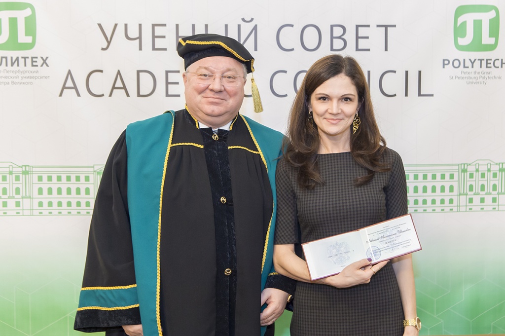 Аттестат о присвоении ученого звания доцента ректор вручил А.И. Левиной Аттестат о присвоении ученого звания доцента ректор вручил А.И. Левиной