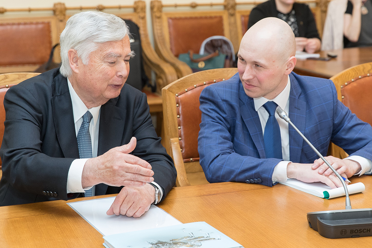 Глава концерна FESTO г-н Вильфрид ШТОЛЬ - слева на фото - пояснил, что вопросам образования компания уделяет большое внимание Глава концерна FESTO г-н Вильфрид ШТОЛЬ - слева на фото - пояснил, что вопросам образования компания уделяет большое внимание