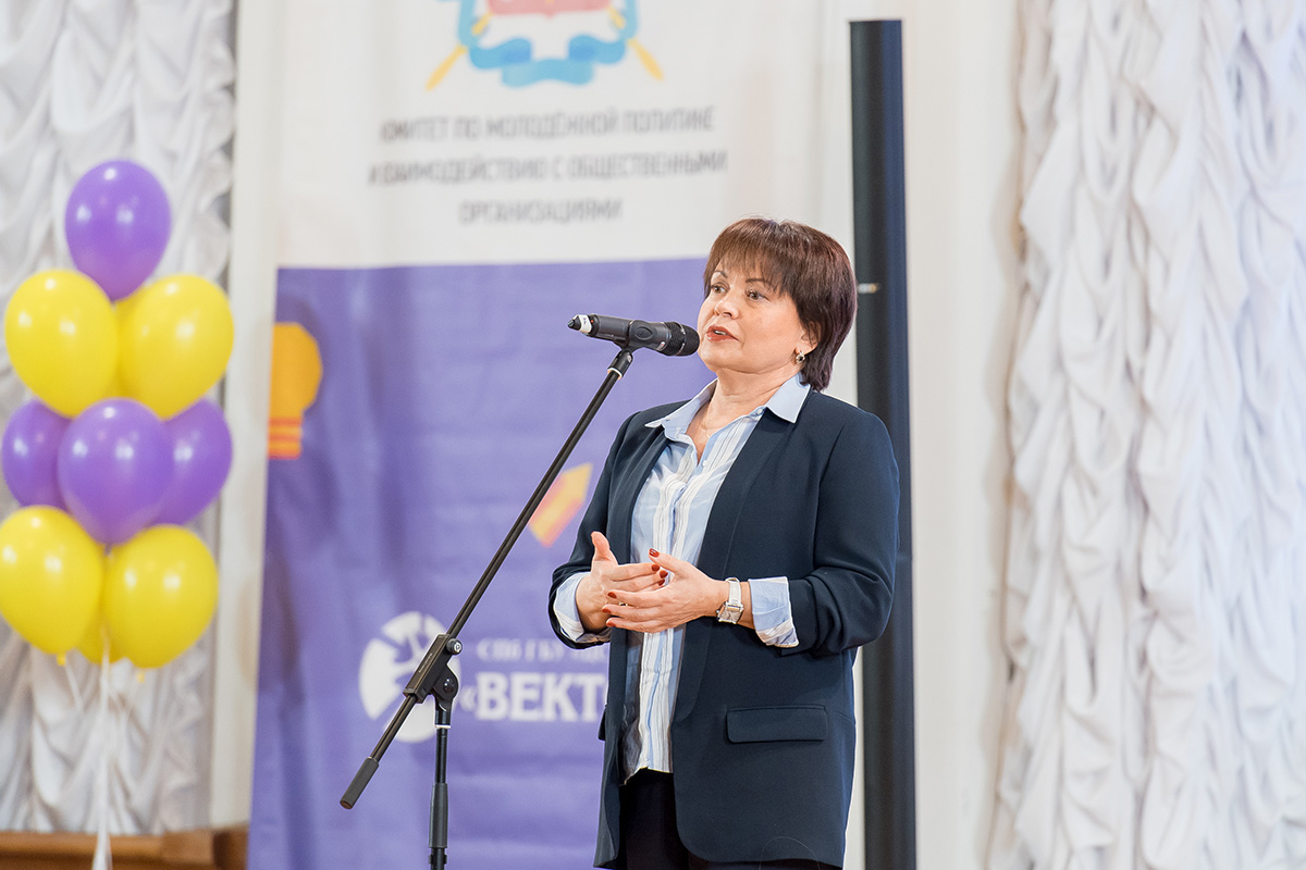 Любовь Совершаева наградила золотых медалистов олимпиады Любовь Совершаева наградила золотых медалистов олимпиады