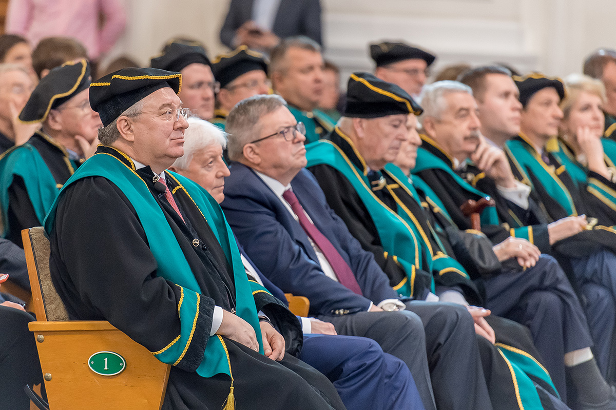 Михаила Валентиновича внимательно слушало и руководство вуза, и студенты Михаила Валентиновича внимательно слушало и руководство вуза, и студенты