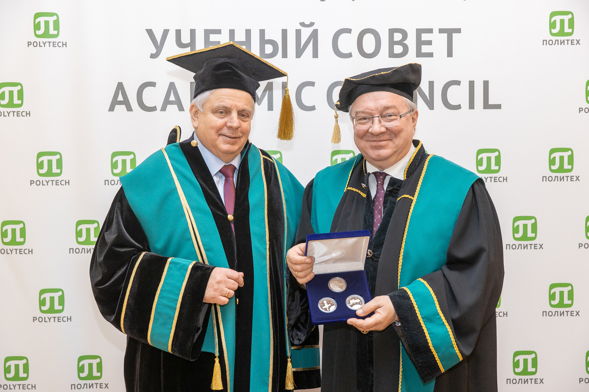 Владимир Соловьёв подарил Андрею Рудскому серебряные медали из космоса 
