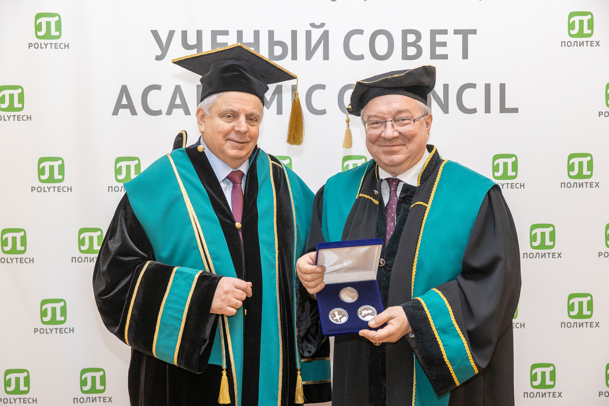Владимир Соловьёв подарил Андрею Рудскому серебряные медали из космоса Владимир Соловьёв подарил Андрею Рудскому серебряные медали из космоса
