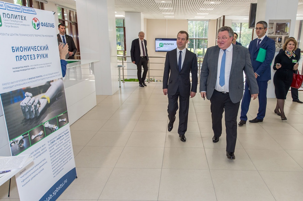 Подводя Премьер-министра к очередному стенду, ректор А.И. Рудской признался, что не перестает восхищаться студенческими разработками Подводя Премьер-министра к очередному стенду, ректор А.И. Рудской признался, что не перестает восхищаться студенческими разработками