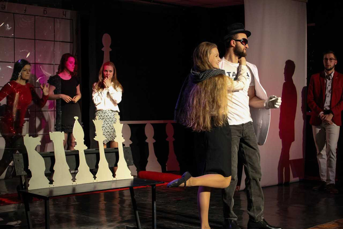Актеры студенческого театра сыграл спектакль по повести Даниила Гранина 