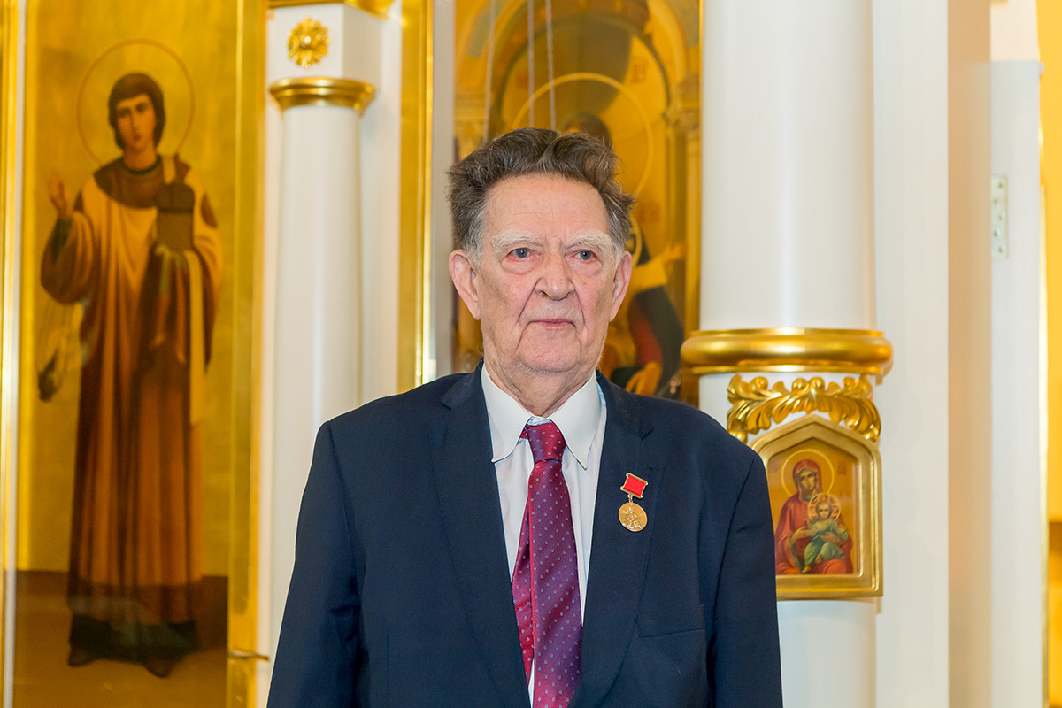 Научный руководитель СПбПУ Ю.С. Васильев получил высокую церковную награду