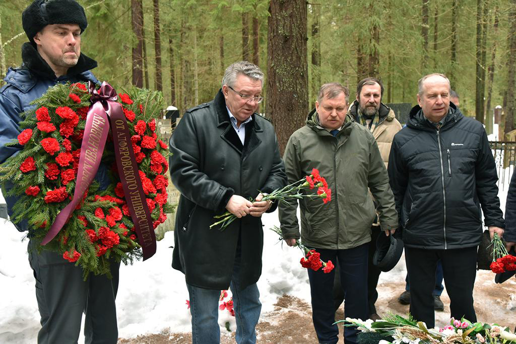 В годовщину смерти политехники почтили память Жореса АЛФЁРОВА, посетив его могилу в поселке Комарово Ленинградской области 