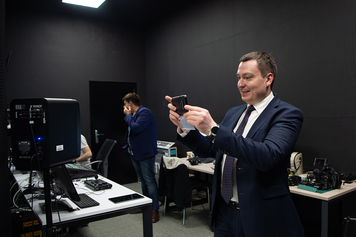 Телестудия произвела впечатление на гостя 