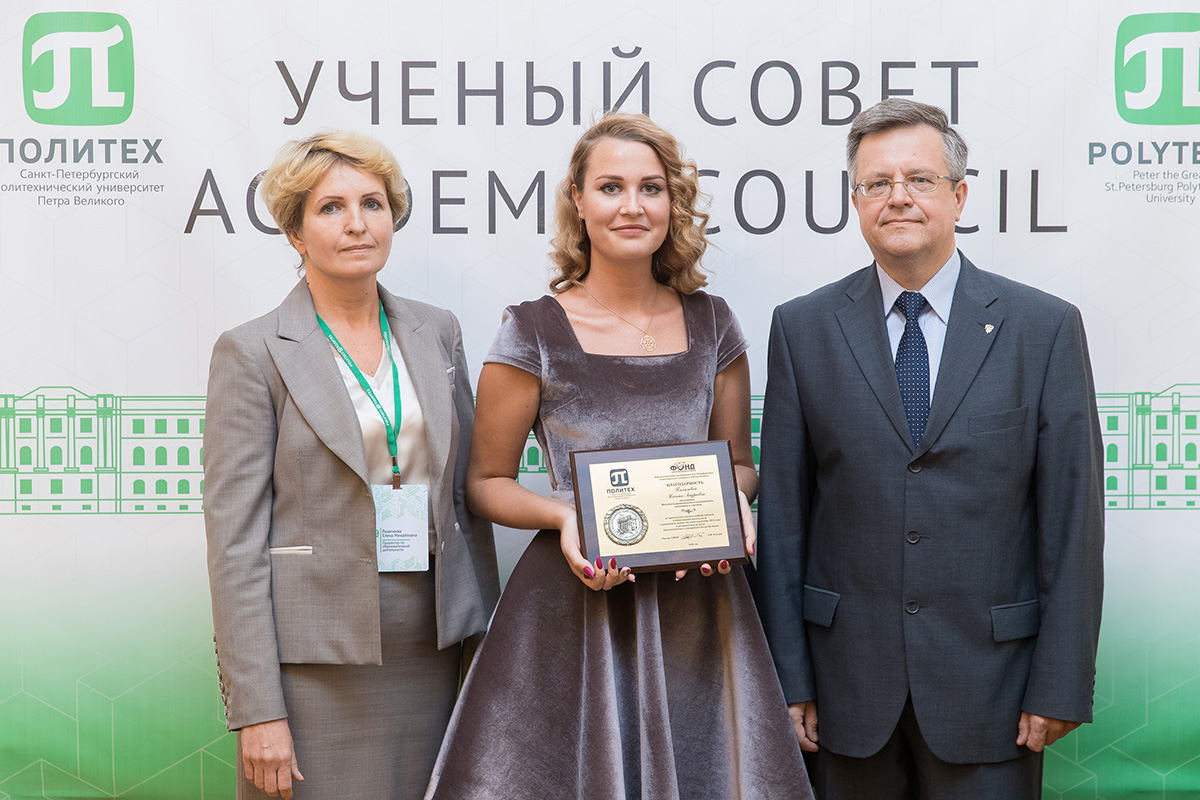 Е.М. Разинкина, Ксения Палилова и директор ИПМЭиТ В.Э. Щепинин Е.М. Разинкина, Ксения Палилова и директор ИПМЭиТ В.Э. Щепинин