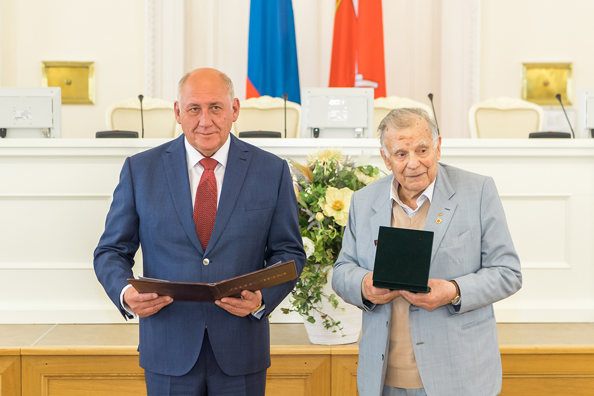 Награды лауреатам вручили А.Н. Говорунов и Ж.И. Алфёров 