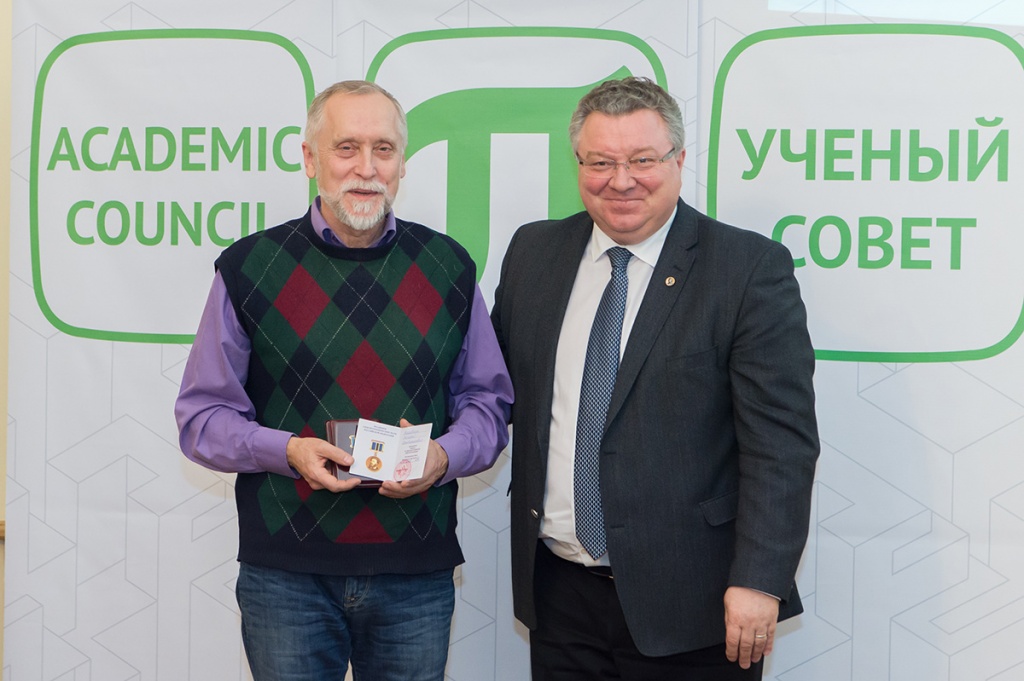  Н.В. Коровкин награжден удостоверением и медалью за вклад в развитие электроэнергетики