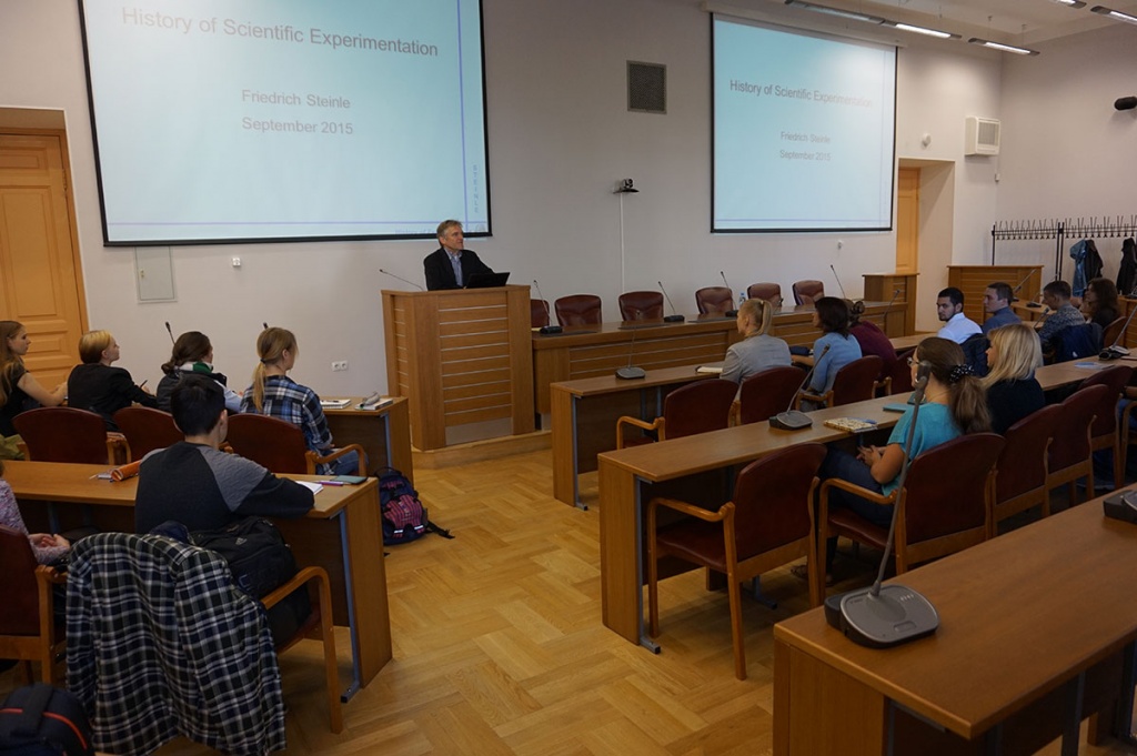 Профессор Штайнль рассказывает  студентам СПбПУ о философии  эксперимента