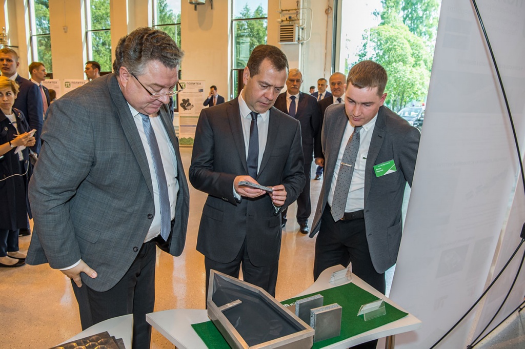 Премьер-министр РФ Дмитрий Медведев ознакомился разработками Лаборатории легких материалов и конструкций СПбПУ
