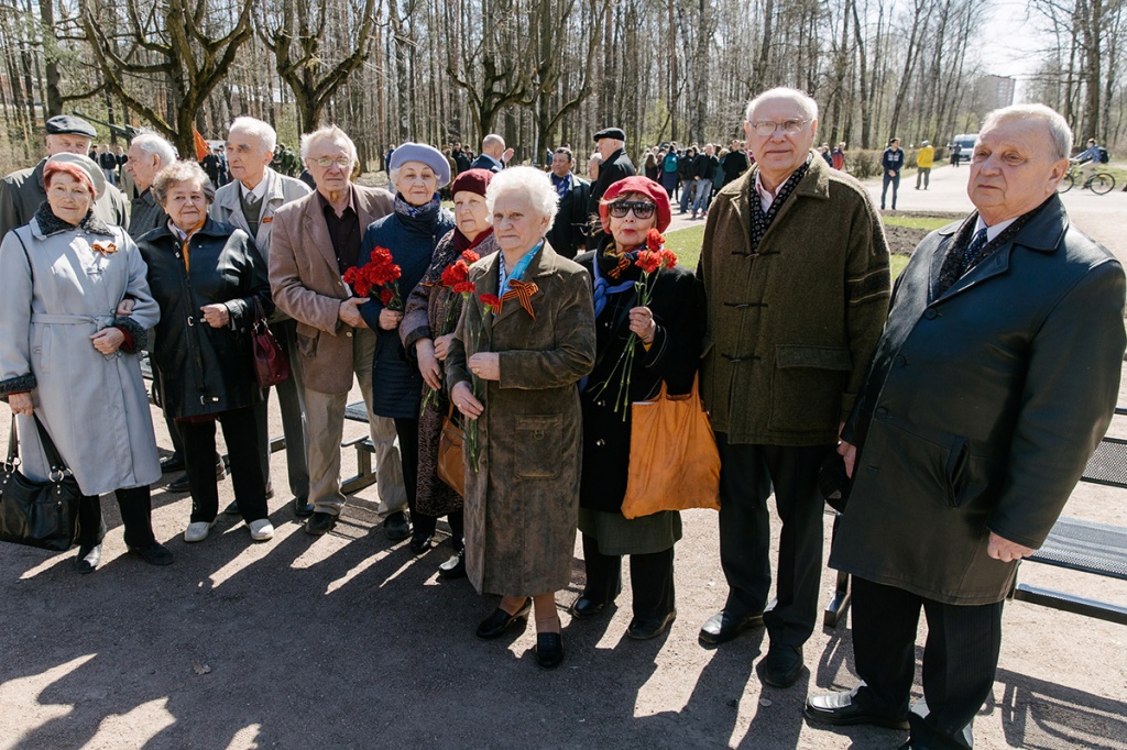 Самые главные участники митинга - ветераны, жители блокадного Ленинграда
